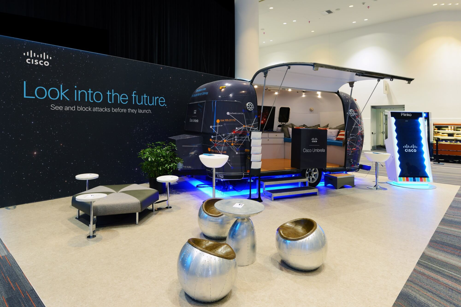 How Do Display Panels and Graphics Improve the Impact of Easy Setup Trade Show Booths?