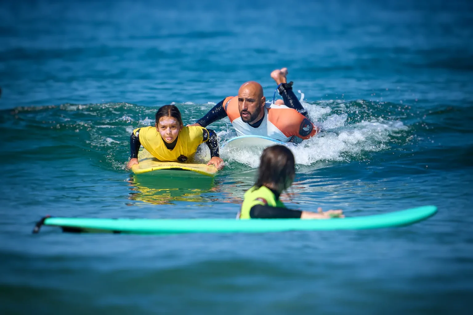 Surfing Classes: How to Choose the Right Way to Learn
