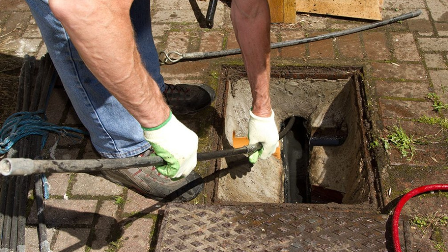 Drainage equipment in use at an external chamber. Image sourced from the Quick Clear Drainage website.